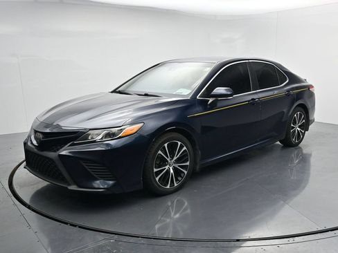 Used 2018 Toyota Camry SE w/ Convenience Package FWD image 4
