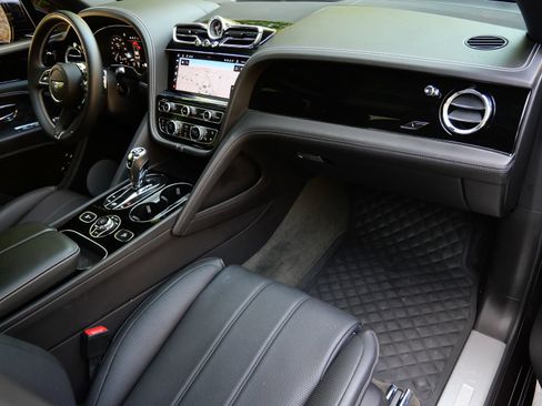 Used 2022 Bentley Bentayga AWD/4WD image 2