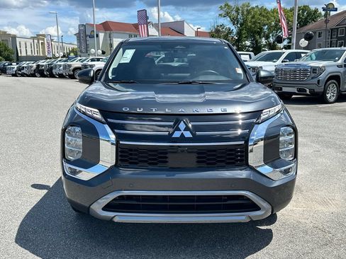 Used 2025 Mitsubishi Outlander SE FWD image 2