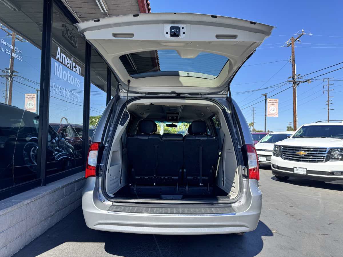 Used 2016 Chrysler Town & Country Touring FWD image 23