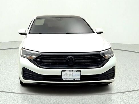 Used 2022 Volkswagen Jetta SE w/ Panoramic Sunroof Package FWD image 2