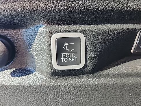 Used 2023 Jeep Grand Cherokee L Limited w/ Black Appearance Package image 19