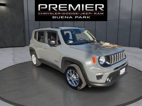 Used 2022 Jeep Renegade Latitude AWD/4WD image 2