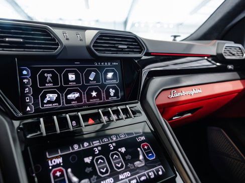 Used 2022 Lamborghini Urus AWD/4WD image 36