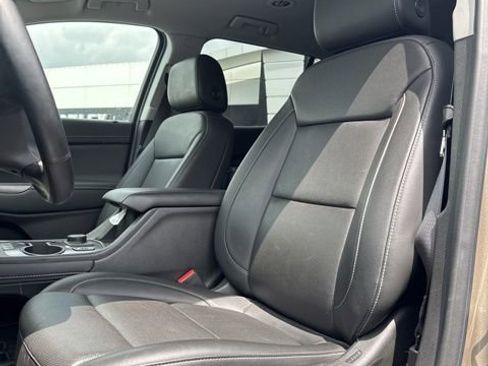 Certified 2023 GMC Acadia SLT w/ Technology Package AWD/4WD image 8