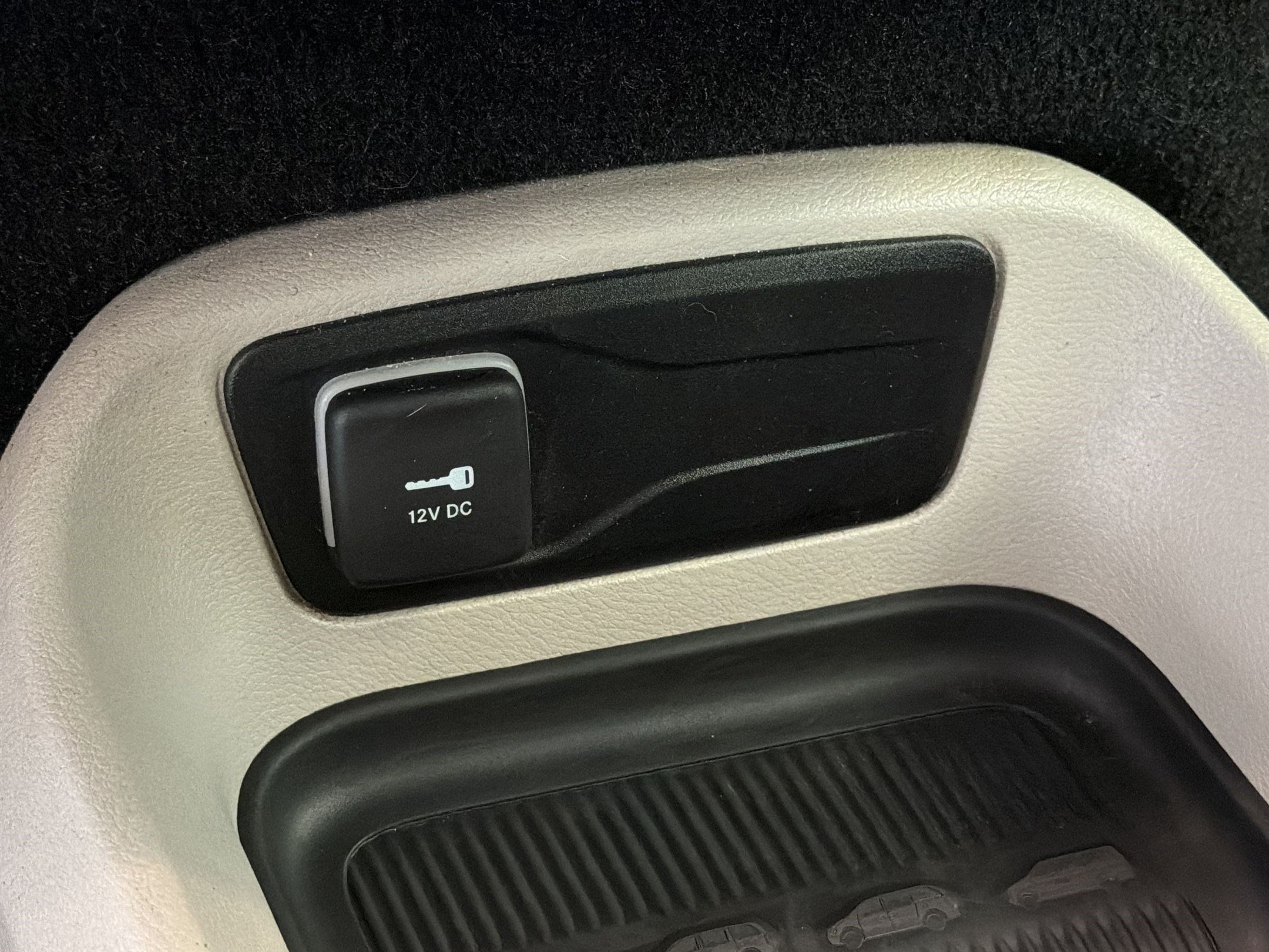 Used 2023 Chrysler Voyager LX FWD image 34