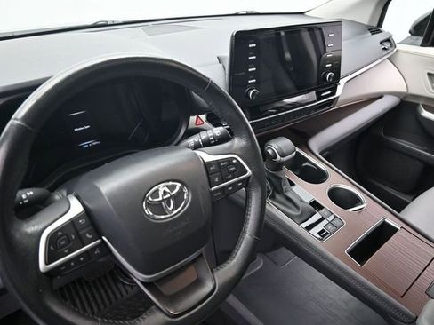 Used 2024 Toyota Sienna XLE image 23