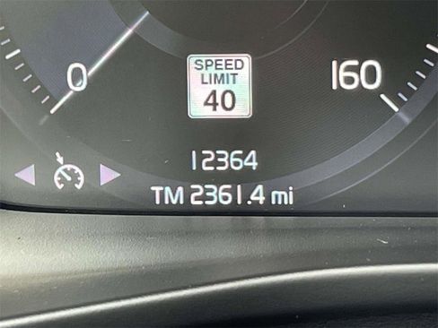 Used 2022 Volvo XC40 T5 R-Design w/ Climate Package image 27