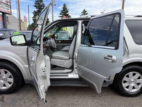 Used 2004 Lincoln Navigator Luxury image 19