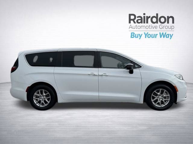 Used 2025 Chrysler Pacifica Select FWD image 8
