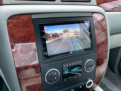 Used 2010 Chevrolet Suburban LT image 28