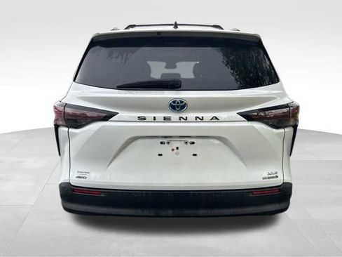 Used 2023 Toyota Sienna XLE AWD/4WD image 4