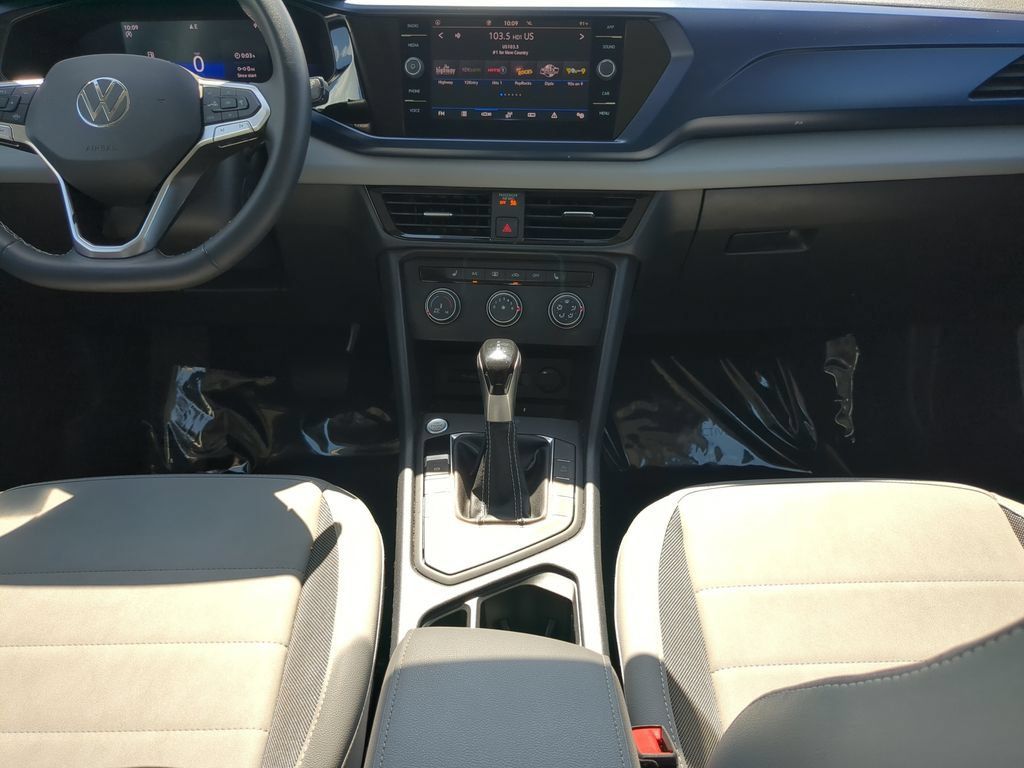 Certified 2022 Volkswagen Taos SE FWD image 15