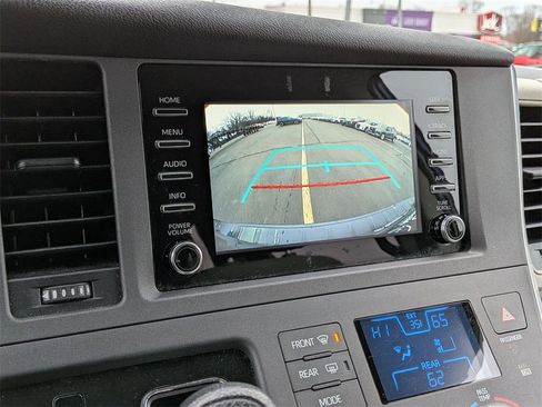 Used 2018 Toyota Sienna L image 14