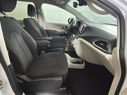 Used 2023 Chrysler Voyager LX FWD image 34