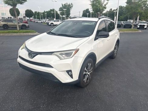 Used 2018 Toyota RAV4 LE FWD image 4