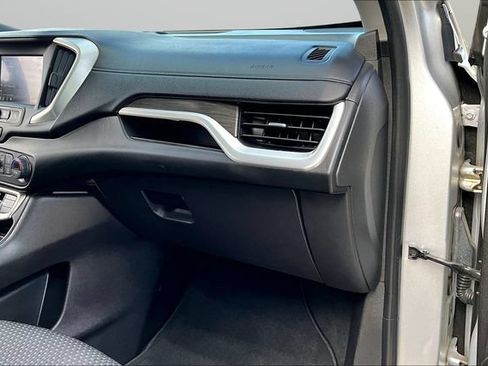 Used 2022 GMC Terrain SLE AWD/4WD image 16