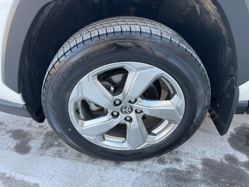 Used 2021 Toyota RAV4 XLE Premium image 9