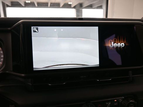 Used 2024 Jeep Gladiator Sport w/ Premium Package image 18