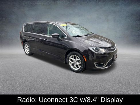 Used 2017 Chrysler Pacifica Touring Plus w/ Tire & Wheel Group FWD image 9