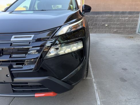 Used 2025 Nissan Rogue SV AWD/4WD image 11