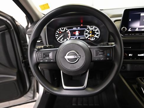 Used 2024 Nissan Rogue SV image 4