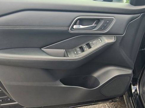 Used 2025 Nissan Rogue Platinum AWD/4WD image 11