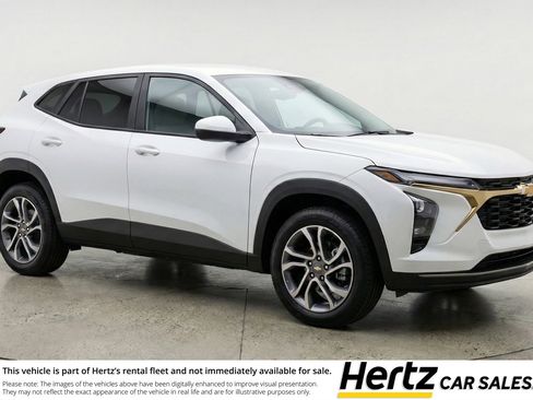 Used 2025 Chevrolet Trax LT FWD image 1