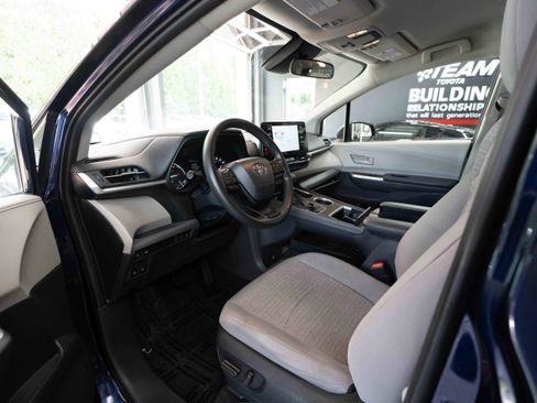 Used 2022 Toyota Sienna LE AWD/4WD image 8