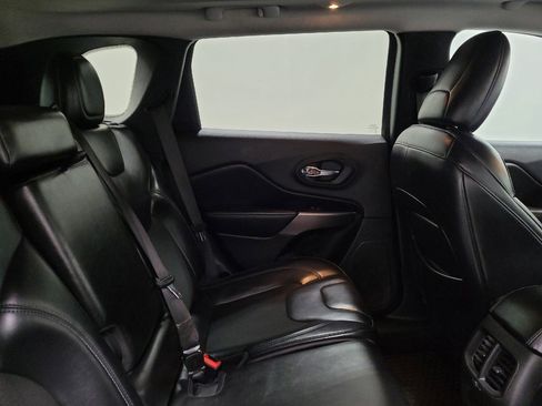 Used 2020 Jeep Cherokee Latitude Plus w/ Comfort/Convenience Group AWD/4WD image 19