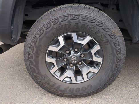 Used 2022 Toyota Tacoma TRD Off-Road w/ TRD Premium Off Road Package AWD/4WD image 9