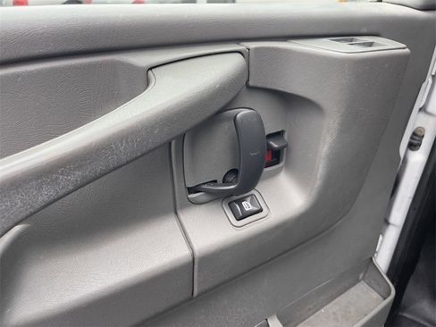 Used 2010 Chevrolet Express 2500 image 19