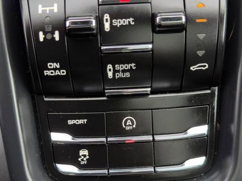 Used 2015 Porsche Cayenne Turbo image 32