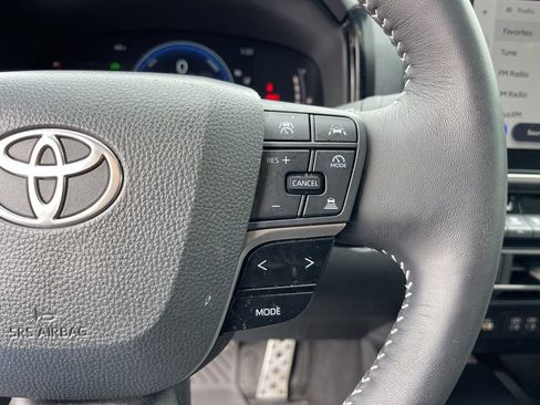 Used 2025 Toyota Camry SE image 16