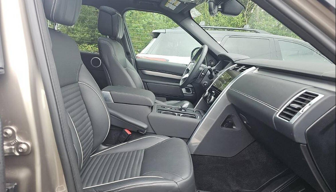 Used 2024 Land Rover Discovery Dynamic SE AWD/4WD image 17