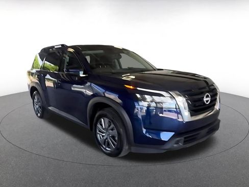 Used 2025 Nissan Pathfinder SV image 3