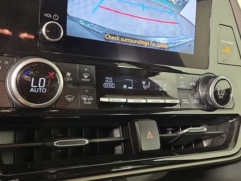 Used 2025 Toyota Highlander XLE AWD/4WD image 22