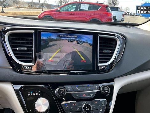 Used 2024 Chrysler Pacifica Touring-L image 21