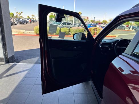 Used 2023 Chevrolet TrailBlazer LT FWD image 13