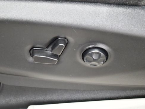Used 2023 Chrysler Pacifica Touring-L FWD image 15