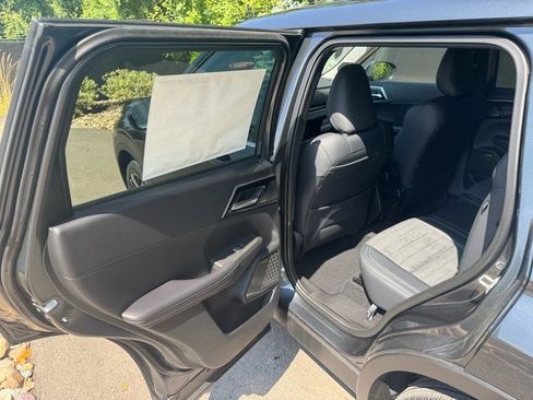 New 2025 Mitsubishi Outlander SE image 18