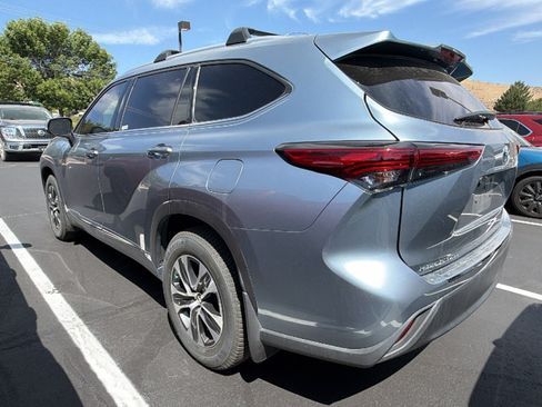 Used 2022 Toyota Highlander XLE AWD/4WD image 3