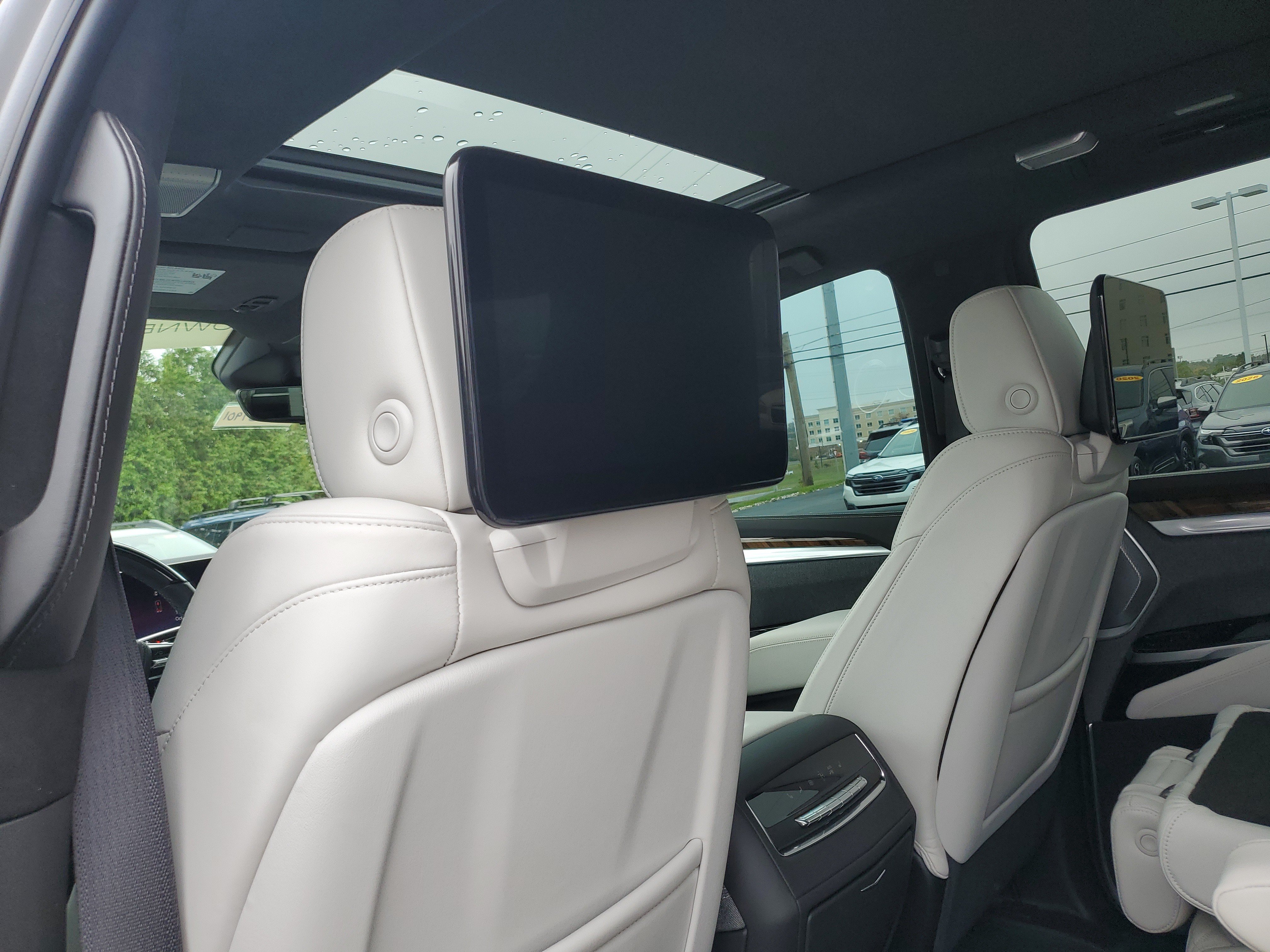 Used 2025 Cadillac Escalade ESV Sport Platinum w/ LPO, Floor Liner Package AWD/4WD image 15