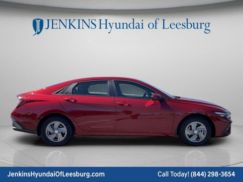New 2026 Hyundai Elantra SE FWD image 3