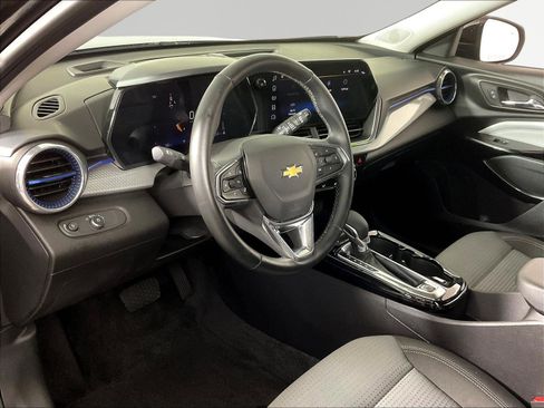 Used 2024 Chevrolet Trax LT w/ Driver Confidence Package FWD image 17