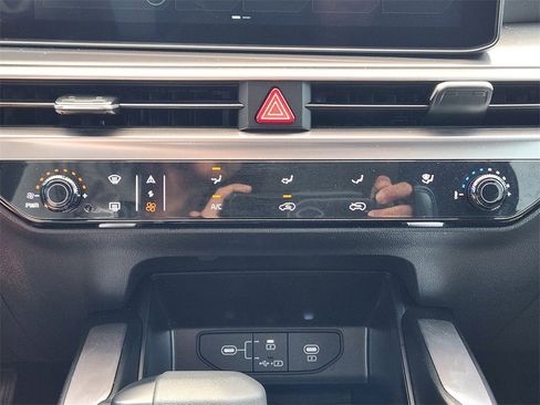 New 2025 Kia Sorento LX image 12