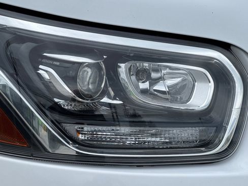 Used 2023 Ford Transit 350 XLT image 10