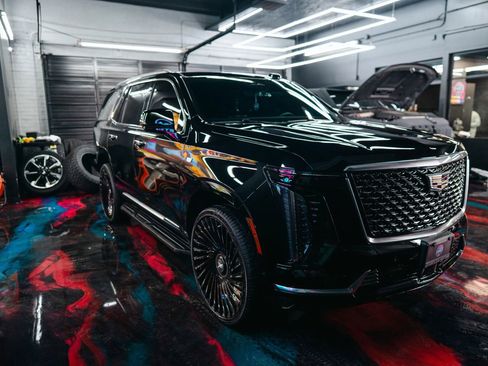 Used 2025 Cadillac Escalade Premium Luxury image 4