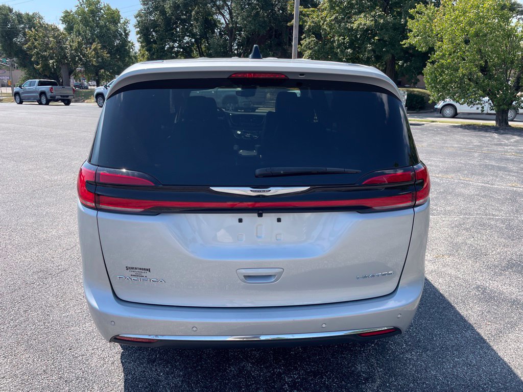 Used 2026 Chrysler Pacifica Limited FWD image 6