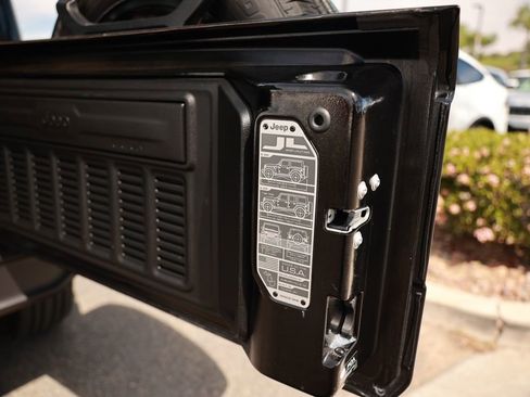 Used 2025 Jeep Wrangler Unlimited Sahara AWD/4WD image 39